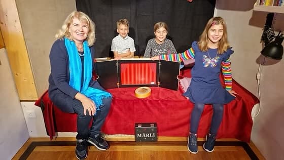 Ruth Kämpf mit Kindern am Erzählfestival