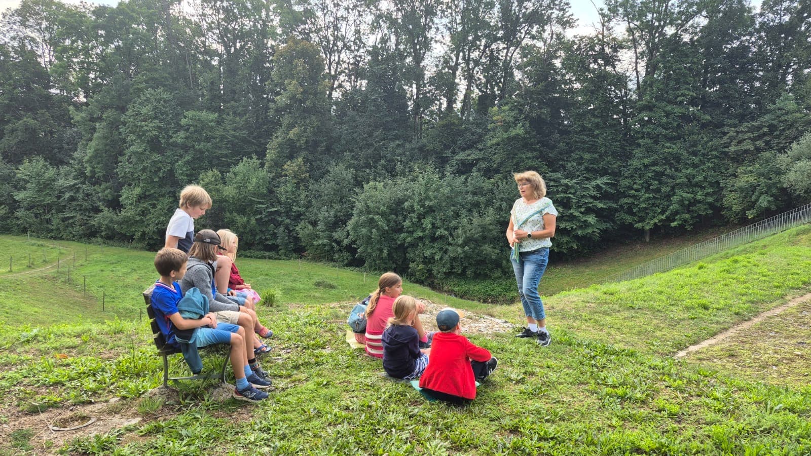 Erzählnachmittag im Freien mit Kindern auf der Wiese