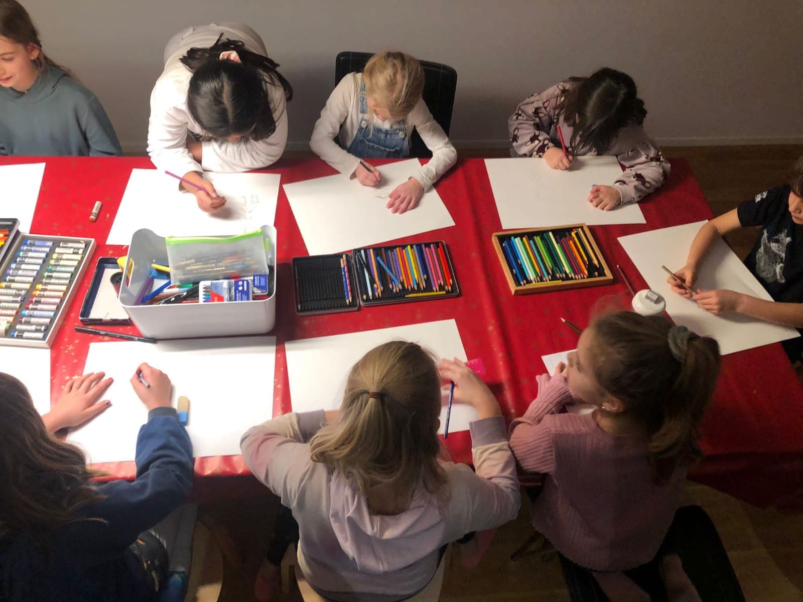 Kinder malen und zeichnen beim Märchennachmittag