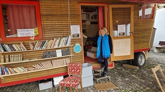 Bücherwagen mit Ruth Kämpf
